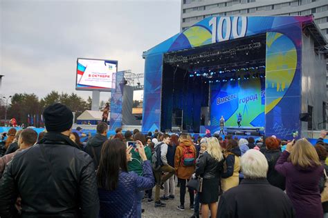 Вечернее музыкальное представление на центральной сцене