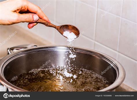 Добавление соли в воду