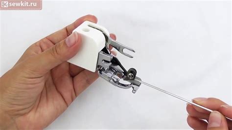 Как установить лапку для стежки на швейную машинку Singer