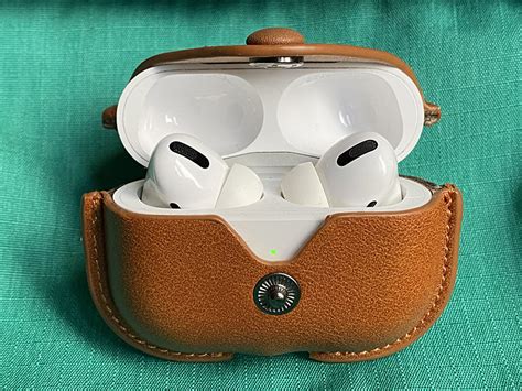 Как установить чехол для AirPods Pro