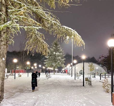 Каток и атмосфера зимнего города