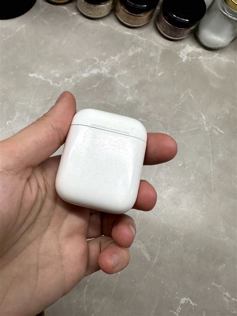 Откройте кейс для зарядки AirPods