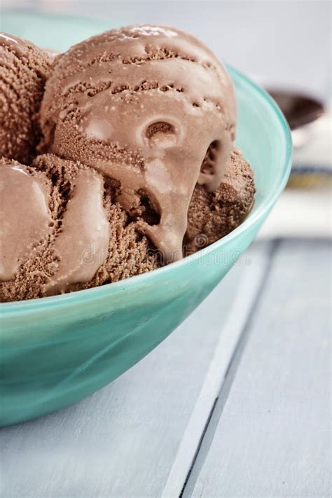 Поклонники темного мороженого: кто выбирает сверхъестественный вкус