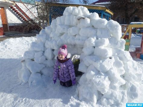 Постройка снежных крепостей и скульптур