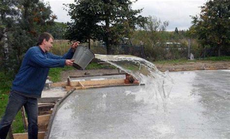 Почему поливают бетон водой