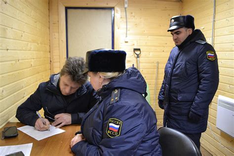 При помощи судебных приставов