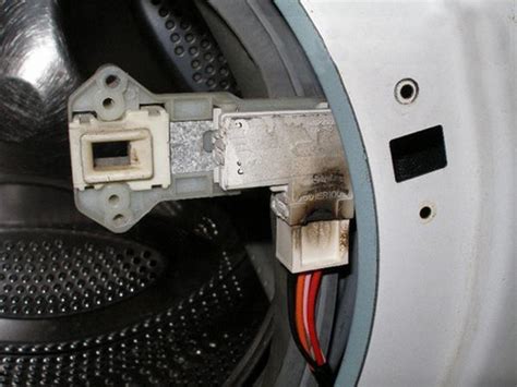 Проверка замкнутости дверцы стиральной машины