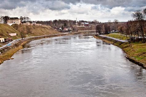 Река, протекающая через город Сатка