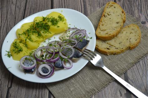 Селедка в банке для закуски