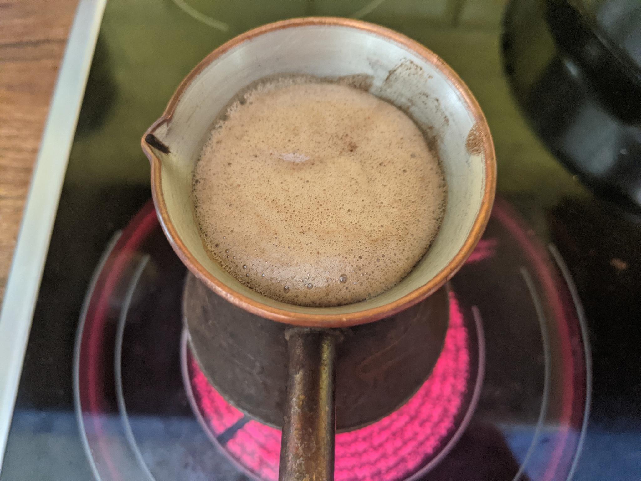 Кипящее кофе. Желудевый кофе. Шмель напиток кофе. Кипящий кофе в турке. Эксперимент с кофе.