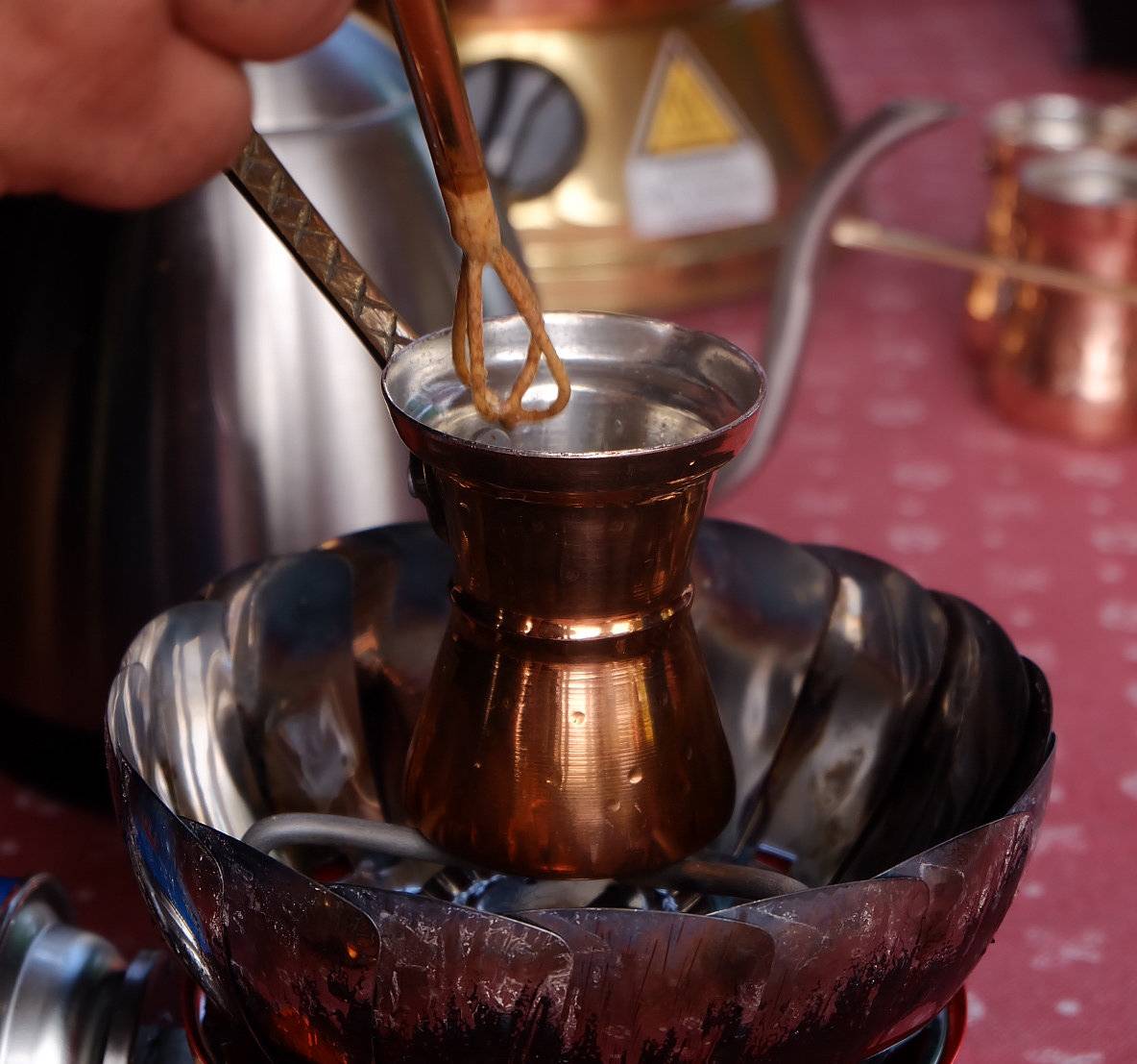 Как сварить кофе рецепт. Кофе в турке. Джезва для кофе. Кофе в турке на плите. Турки для варки кофе.